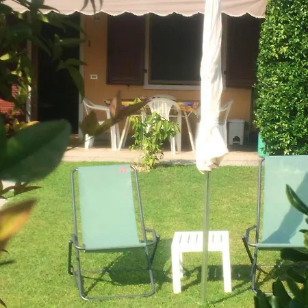 Charming Pacengo Garden Apartment