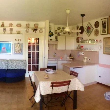 Charming Pacengo Garden Apartment *